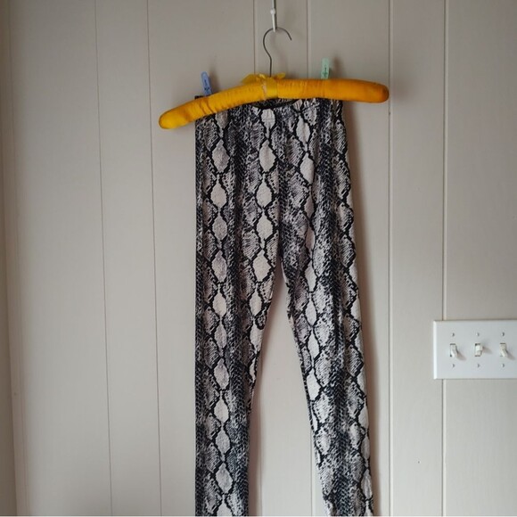 Black and White Snake Patterned Stretch Leggings Medium - Picture 5 of 6